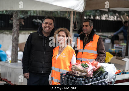 Athènes, Grèce. 12 Février, 2019. Les bénévoles de l'organisme sans but lucratif Boroume posent avec un agriculteur à un marché de rue dans la municipalité de Chalandri, une banlieue nord d'Athènes, Grèce, le 12 février 2019. Boroume (qui signifie "Nous pouvons" en grec) a été établi comme une organisation à but non lucratif en janvier 2012. Dans un délai de sept ans, il a aidé à sauver et d'offrir à ceux qui en ont besoin au moins 29 millions de portions de nourriture et continue à fonctionner sans interruption tous les jours pour cette direction, membre fondateur Alexandros Theodoridis Xinhua a dit le 12 février. Le Lefteris Crédit : Partsalis/Xinhua/Alamy Live News Banque D'Images