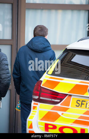 Glasgow, Royaume-Uni. 14 février 2019. Robert McPhail - Le père d'Alesha hors cour McPhail pendant Alesha McPhail procès pour meurtre. Alesha's corps a été trouvé dans les terres d'un ancien hôtel le 2 juillet de l'année dernière. Pas en mesure de nommer l'accusé. Il est illégal en Ecosse pour publier le nom, l'adresse, l'école ou toute autre information qui pourrait identifier les personnes de moins de 18 ans qui est l'accusé, victime ou témoin dans une affaire pénale, cette loi s'applique aux médias sociaux ainsi qu'aux sites web, journaux et chaînes TV et radio. Crédit : Colin Fisher/Alamy Live News Banque D'Images