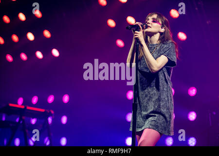 Manchester, UK. Feb 14, 2019. Lauren Mayberry, Iain Cook et Martin Doherty de synth pop Airbourne effectuer au Victoria Warehouse, Manchester 2019-02-14 Crédit : Gary Mather/Alamy Live News Banque D'Images