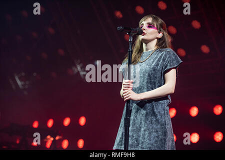 Manchester, UK. Feb 14, 2019. Lauren Mayberry, Iain Cook et Martin Doherty de synth pop Airbourne effectuer au Victoria Warehouse, Manchester 2019-02-14 Crédit : Gary Mather/Alamy Live News Banque D'Images