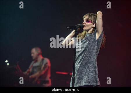 Manchester, UK. Feb 14, 2019. Lauren Mayberry, Iain Cook et Martin Doherty de synth pop Airbourne effectuer au Victoria Warehouse, Manchester 2019-02-14 Crédit : Gary Mather/Alamy Live News Banque D'Images