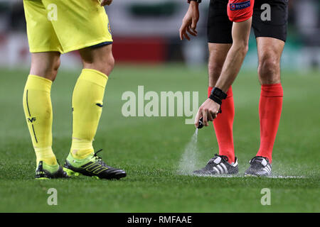 L'utilisation de pulvérisation que les arbitres en jeu durant l'Europa League 2018/2019 match footballl entre Sporting CP vs Villarreal CF. (Score final : Sporting CP 0 - 1 Villarreal CF) Banque D'Images