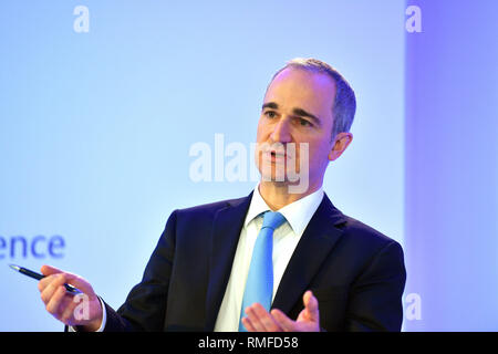 Munich, Allemagne. Feb 15, 2019. Giulio TERZARIOL (chef de la direction financière, la Direction des finances et contrôle), le geste, la seule image, seul motif de coupe, la moitié de la figure, la moitié de la figure, Allianz SE, bilan conférence de presse le 15.02.2019. Utilisation dans le monde entier | Credit : dpa/Alamy Live News Banque D'Images