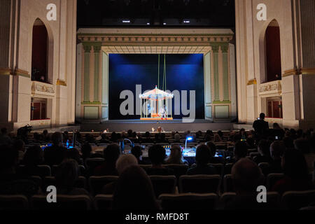 Berlin, Allemagne. Feb 15, 2019. Les spectateurs assis dans les rangées au Staatsoper de Berlin. La scène montre un manège dans la nouvelle édition de Zauberflöte. Credit : Annette Riedl/dpa/Alamy Live News Banque D'Images