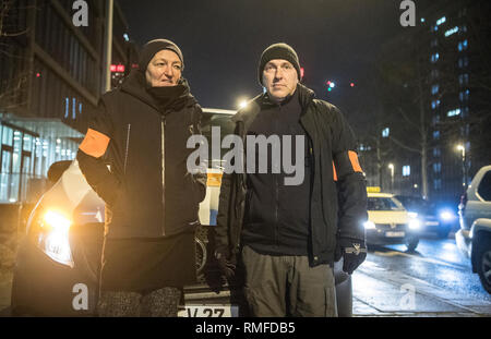 Déposée - 08 février 2019, Hessen, Frankfurt/Main : 08.02.2019, Hessen, Frankfurt/Main : Les travailleurs sociaux Elfi Ilgman-Wei➟ (l) et sa collègue Johannes Heuser (r) se tenir en face de la Verein Frankfurter bus du froid pendant leur tournée à travers le quartier des banques. Bon nombre des "clients" de l'autobus ont leurs sièges normaux, qui sont visités, nuit après nuit par les employés de la Frankfurter Verein. (Zu dpa ''Vous êtes des anges - Frankfurt bus froid on tour' à partir de 13.02.2019) Photo : Boris Roessler/afp Photo : Boris Roessler/dpa Banque D'Images