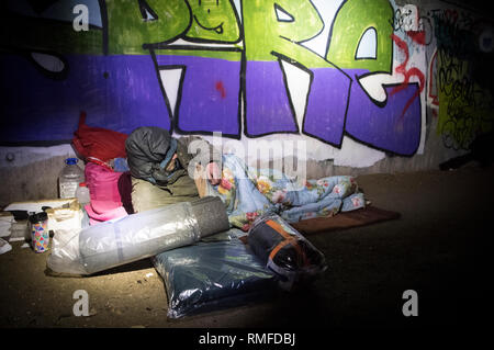 Déposée - 08 février 2019, Hessen, Frankfurt/Main : 08.02.2019, Hessen, Frankfurt/Main : La lampe torche d'une montre le camp d'un sans-abri qui défie le froid sous un pont sur la Nidda. Il faut souvent des années pour les employés du bus froid d'établir une relation de confiance avec les gens de la rue, dont un grand nombre souffrent aussi de troubles psychologiques. (Zu dpa ''Vous êtes des anges - Frankfurt bus froid on tour' à partir de 13.02.2019) Photo : Boris Roessler/dpa dpa photo radio Photo : Boris Roessler/dpa Banque D'Images