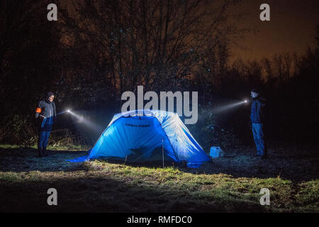 Déposée - 08 février 2019, Hessen, Frankfurt/Main : 08.02.2019, Hessen, Frankfurt/Main : deux travailleurs sociaux s'allumer chaque soir leur tournée avec leurs torches électriques dans la tente d'une femme sans-abri, qui est maintenant dans le sous-bois sur l'autoroute à la périphérie de la ville malgré le froid rampant. Les références aux campings des sans-abri viennent souvent de résidents locaux concernés ou de la police. (Zu dpa ''Vous êtes des anges - Frankfurt bus froid on tour' à partir de 13.02.2019) Photo : Boris Roessler/afp Photo : Boris Roessler/dpa Banque D'Images