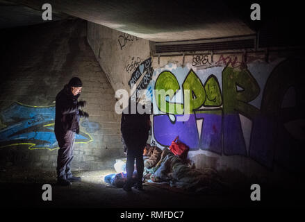 Déposée - 08 février 2019, Hessen, Frankfurt/Main : 08.02.2019, Hessen, Frankfurt/Main : les lampes des deux travailleurs sociaux montrent le camp de nuit d'un sans-abri qui défie le froid sous un pont sur la Nidda. Il faut souvent des années pour les employés du bus froid d'établir une relation de confiance avec les gens de la rue, dont un grand nombre souffrent aussi de troubles psychologiques. (Zu dpa ''Vous êtes des anges - Frankfurt bus froid on tour' à partir de 13.02.2019) Photo : Boris Roessler/afp Photo : Boris Roessler/dpa Banque D'Images