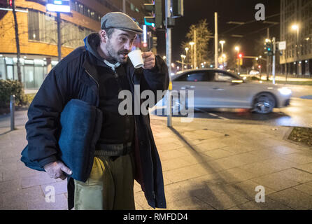 Déposée - 08 février 2019, Hessen, Frankfurt/Main : 08.02.2019, Hessen, Frankfurt/Main : Avec une nouvelle couverture en laine sous son bras et le thé chaud dans sa main, "Tobi" est debout près de la nuit à Konstablerwache. Selon ses propres déclarations, la Saxe a été vivant dans la rue depuis dix ans et, après de nombreuses années à Hambourg, échoué à Francfort il y a environ sept mois. (Zu dpa ''Vous êtes des anges - Frankfurt bus froid on tour' à partir de 13.02.2019) Photo : Boris Roessler/afp Photo : Boris Roessler/dpa Banque D'Images