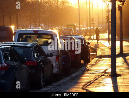 Berlin, Allemagne. Feb 15, 2019. Le soleil du matin s'élève au-dessus de la région de Berlin-Siemensstadt Siemensdamm. Crédit : Sven Braun/dpa/Alamy Live News Banque D'Images