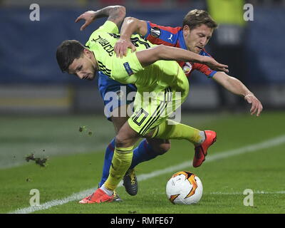 Plzen, République tchèque. Feb 14, 2019. De gauche LOVRO MAJER du Dinamo Zagreb, PATRIK HROSOVSKY de Viktoria Plzen, droite, dans l'action au cours de la Ligue Europa tour de jambe premier 32 match de football à Plzen, République tchèque, Jeudi, Février 14, 2019. Credit : Ondrej Deml/CTK Photo/Alamy Live News Banque D'Images