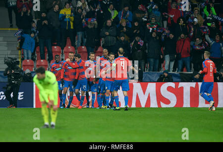 Plzen, République tchèque. Feb 14, 2019. Joueurs de football de Victoria Plzen célébrer un but au cours de la Ligue Europa tour de jambe premier 32 match de football à Plzen, République tchèque, Jeudi, Février 14, 2019. Credit : Ondrej Deml/CTK Photo/Alamy Live News Banque D'Images