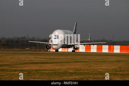 Broughton, au Royaume-Uni. Feb 15, 2019. Transporteur Beluga d'Airbus décolle à Hawarden Airport après l'arrivée de la nouvelle XL Beluga Crédit : IAN Fairbrother/Alamy Live News Banque D'Images