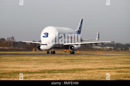 Broughton, au Royaume-Uni. Feb 15, 2019. Transporteur Beluga d'Airbus décolle à Hawarden Airport après l'arrivée de la nouvelle XL Beluga Crédit : IAN Fairbrother/Alamy Live News Banque D'Images