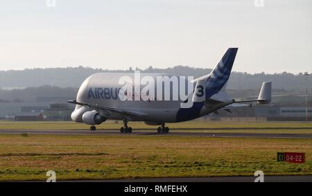 Broughton, au Royaume-Uni. Feb 15, 2019. Transporteur Beluga d'Airbus décolle à Hawarden Airport après l'arrivée de la nouvelle XL Beluga Crédit : IAN Fairbrother/Alamy Live News Banque D'Images