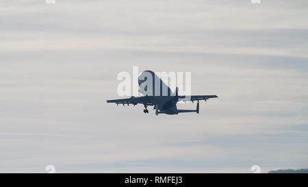 Broughton, au Royaume-Uni. Feb 15, 2019. Transporteur Beluga d'Airbus décolle à Hawarden Airport après l'arrivée de la nouvelle XL Beluga Crédit : IAN Fairbrother/Alamy Live News Banque D'Images