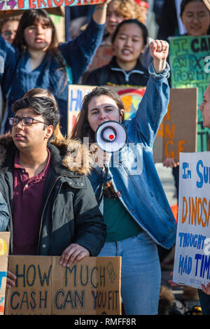 Cardiff, Wales, UK. Feb 15, 2019. L'école les enfants de partout au pays de Galles ont pris part à une protestation nationale contre le changement climatique dans l'espoir que le gouvernement fera davantage pour éviter à l'Assemblée nationale du Pays de Galles à Cardiff Bay, le 15 février 2019, Cardiff, Royaume-Uni, le 15 février 2019, le Crédit : Shaun Jones/Alamy Live News Banque D'Images