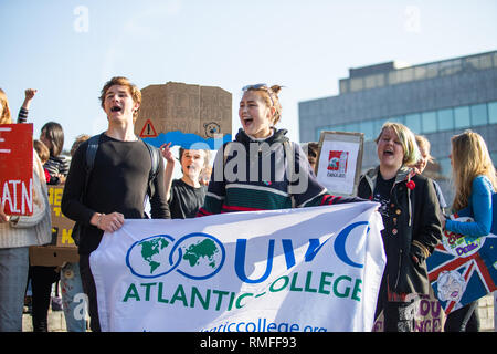 Cardiff, Wales, UK. Feb 15, 2019. L'école les enfants de partout au pays de Galles ont pris part à une protestation nationale contre le changement climatique dans l'espoir que le gouvernement fera davantage pour éviter à l'Assemblée nationale du Pays de Galles à Cardiff Bay, le 15 février 2019, Cardiff, Royaume-Uni, le 15 février 2019, le Crédit : Shaun Jones/Alamy Live News Banque D'Images