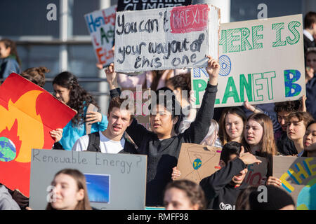 Cardiff, Wales, UK. Feb 15, 2019. L'école les enfants de partout au pays de Galles ont pris part à une protestation nationale contre le changement climatique dans l'espoir que le gouvernement fera davantage pour éviter à l'Assemblée nationale du Pays de Galles à Cardiff Bay, le 15 février 2019, Cardiff, Royaume-Uni, le 15 février 2019, le Crédit : Shaun Jones/Alamy Live News Banque D'Images