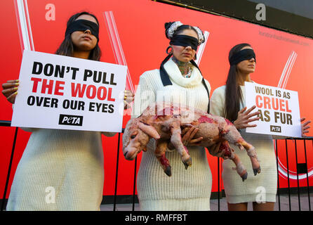 Londres, Royaume-Uni. Feb 15, 2019. Les yeux bandés (PeTA trois personnes pour le traitement éthique des animaux) militants sont vus portant des cavaliers laine vegan et tenant une ''bloody shorn lamb'' avec des pancartes pour protester contre le premier jour de la Semaine de la mode de Londres à l'extérieur du magasin Studios, 180 The Strand, London. Credit : Dinendra Haria SOPA/Images/ZUMA/Alamy Fil Live News Banque D'Images