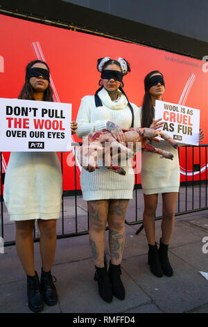 Londres, Royaume-Uni. Feb 15, 2019. Les yeux bandés (PeTA trois personnes pour le traitement éthique des animaux) militants sont vus portant des cavaliers laine vegan et tenant une ''bloody shorn lamb'' avec des pancartes pour protester contre le premier jour de la Semaine de la mode de Londres à l'extérieur du magasin Studios, 180 The Strand, London. Credit : Dinendra Haria SOPA/Images/ZUMA/Alamy Fil Live News Banque D'Images