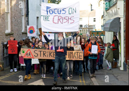 Hay on Wye, Powys, Wales, UK. Le 15 février 2019. Grève du climat. Les élèves des écoles locales ont pris congé de leçons pour protester contre l'appel à une action urgente sur le changement climatique. Cela fait partie d'une journée d'action nationale coordonnée. Crédit : Jeff Morgan/Alamy Live News Banque D'Images