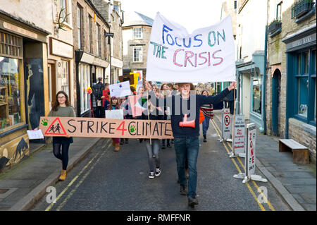 Hay on Wye, Powys, Wales, UK. Le 15 février 2019. Grève du climat. Les élèves des écoles locales ont pris congé de leçons pour protester contre l'appel à une action urgente sur le changement climatique. Cela fait partie d'une journée d'action nationale coordonnée. Crédit : Jeff Morgan/Alamy Live News Banque D'Images