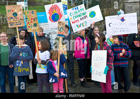 Hay on Wye, Powys, Wales, UK. Le 15 février 2019. Grève du climat. Les élèves des écoles locales ont pris congé de leçons pour protester contre l'appel à une action urgente sur le changement climatique. Cela fait partie d'une journée d'action nationale coordonnée. Crédit : Jeff Morgan/Alamy Live News Banque D'Images