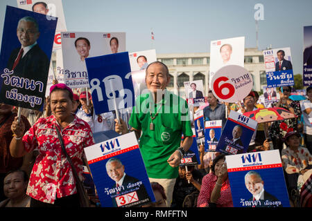 Un vieil homme vu danser tout en tenant une pancarte politique pendant une manifestation du Pheu Thai parti avant l'élection générale 2019 Thai. La Thaïlande organisera l'élection générale du 24 mars 2019, qui sera le premier scrutin depuis cinq ans après mai 2014 le coup d'état militaire par Prayut Chan-o-cha. Banque D'Images