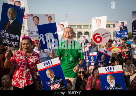 Bangkok, Thaïlande. Feb 15, 2019. Un vieil homme vu danser tout en tenant une pancarte politique pendant une manifestation du Pheu Thai parti avant l'élection générale 2019 Thai.Thaïlande tiendra l'élection générale du 24 mars 2019, qui sera le premier scrutin depuis cinq ans après mai 2014 le coup d'état militaire par Prayut Chan-o-cha. Crédit : Guillaume Payen/SOPA Images/ZUMA/Alamy Fil Live News Banque D'Images