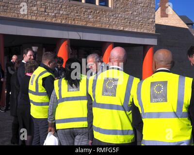 Oddington, Oxfordshire, UK. 15 févr. 2019. Le Prince Charles le Prince de Galles répond aux dignitaires étrangers, les travailleurs et les résidents au cours d'une visite à un développement domiciliaire de Oddington, partie du duché de Cornwall District de l'Est. Il a également visité Oddington église paroissiale d'Angleterre et l'école Oddington Village Hall. Credit : Angela Swann/Alamy Live News Banque D'Images