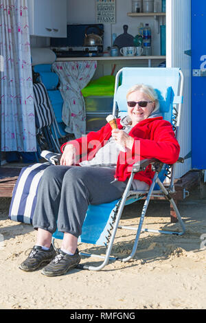 Bournemouth, Dorset, UK. Feb 15, 2019. Météo France : belle chaude journée ensoleillée à Bournemouth en tant que visiteurs, chef de la mer pour profiter du soleil sur les plages de Bournemouth. Credit : Carolyn Jenkins/Alamy Live News Banque D'Images