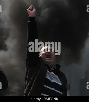 Jammu-et-Cachemire sous contrôle indien. Feb 15, 2019. Un manifestant crie des slogans lors d'une manifestation de protestation contre un attentat suicide contre un convoi paramilitaire, à Jammu, la capitale d'hiver du Cachemire sous contrôle indien, le 15 février 2019. Vendredi Les autorités couvre feu au Jammu city à la suite de violences massives, ont dit. La violence a éclaté au cours d'un appel à l'arrêt la protestation contre l'attaque de centrales de police paramilitaire vigueur (CRPF) convoi dans la région agitée du jeudi qui a tué au moins 40 personnes. Credit : Stringer/Xinhua/Alamy Live News Banque D'Images