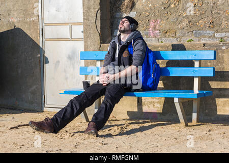 Bournemouth, Dorset, UK. Feb 15, 2019. Météo France : belle chaude journée ensoleillée à Bournemouth en tant que visiteurs, chef de la mer pour profiter du soleil sur les plages de Bournemouth. Credit : Carolyn Jenkins/Alamy Live News Banque D'Images