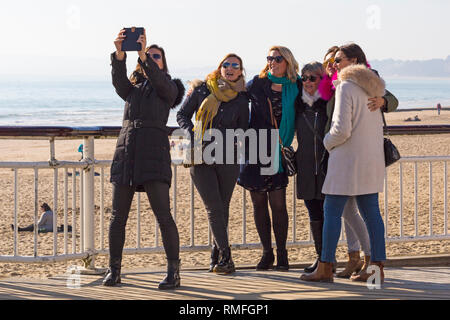 Bournemouth, Dorset, UK. Feb 15, 2019. Météo France : belle chaude journée ensoleillée à Bournemouth en tant que visiteurs, chef de la mer pour profiter du soleil sur les plages de Bournemouth. Credit : Carolyn Jenkins/Alamy Live News Banque D'Images