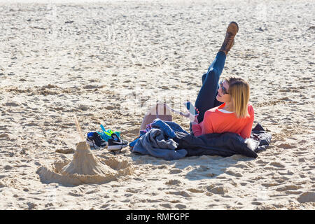 Bournemouth, Dorset, UK. Feb 15, 2019. Météo France : belle chaude journée ensoleillée à Bournemouth en tant que visiteurs, chef de la mer pour profiter du soleil sur les plages de Bournemouth. Credit : Carolyn Jenkins/Alamy Live News Banque D'Images