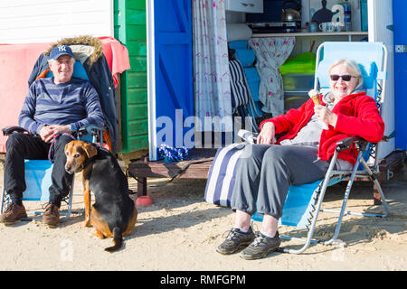 Bournemouth, Dorset, UK. Feb 15, 2019. Météo France : belle chaude journée ensoleillée à Bournemouth en tant que visiteurs, chef de la mer pour profiter du soleil sur les plages de Bournemouth. Credit : Carolyn Jenkins/Alamy Live News Banque D'Images