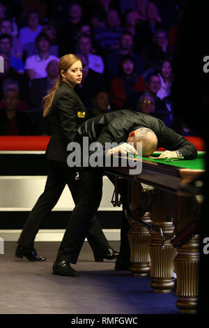 Cardiff, Royaume-Uni. Feb 15, 2019. Cardiff, Royaume-Uni. Feb 15, 2019. Stuart Bingham de l'Angleterre réagit et s'affaisse sur la table après juste à côté d'un siècle pause durant son quart de finale contre Zhao Xintong. Welsh Open snooker, jour 5 au stade Motorpoint Arena de Cardiff, Galles du Sud Le vendredi 15 février 2019. Crédit : Andrew Verger/Alamy Live News Banque D'Images