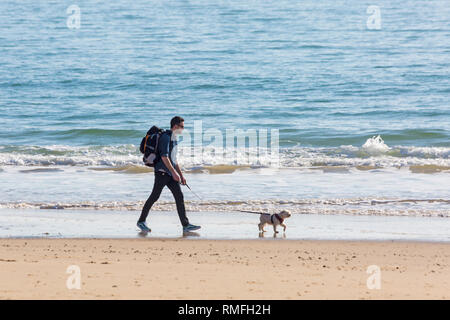 Bournemouth, Dorset, UK. Feb 15, 2019. Météo France : belle chaude journée ensoleillée à Bournemouth en tant que visiteurs, chef de la mer pour profiter du soleil sur les plages de Bournemouth. Credit : Carolyn Jenkins/Alamy Live News Banque D'Images