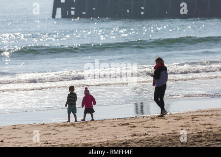 Bournemouth, Dorset, UK. Feb 15, 2019. Météo France : belle chaude journée ensoleillée à Bournemouth en tant que visiteurs, chef de la mer pour profiter du soleil sur les plages de Bournemouth. Credit : Carolyn Jenkins/Alamy Live News Banque D'Images