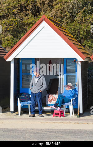 Bournemouth, Dorset, UK. Feb 15, 2019. Météo France : belle chaude journée ensoleillée à Bournemouth en tant que visiteurs, chef de la mer pour profiter du soleil sur les plages de Bournemouth. Credit : Carolyn Jenkins/Alamy Live News Banque D'Images