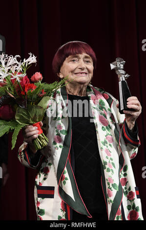 Berlin, Allemagne. Feb 13, 2019. Agnes Varda reçoit le Berlinale Kamera Award au 69ème Festival International du Film de Berlin/Berlinale 2019 Berlinale Palast à le 13 février 2019 à Berlin, Allemagne. Utilisation dans le monde entier | Credit : dpa/Alamy Live News Banque D'Images