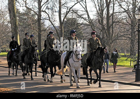 Hyde Park, London, UK. Feb 15, 2019. Les gens profitant de l'ensoleillement en redoux. Soleil dans Hyde Park, dans le milieu de février. Credit : JOHNNY ARMSTEAD/Alamy Live News Banque D'Images