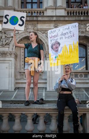 Grève de la jeunesse 4 Le climat. Des milliers d'élèves et d'étudiants à pied à partir de leçons pour protester à Westminster dans le cadre d'un programme national de grève sur le changement climatique Banque D'Images