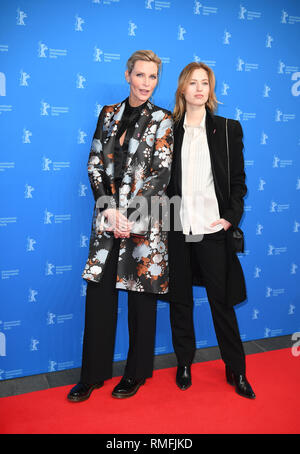 Berlin, Allemagne. Feb 15, 2019. 69e Berlinale, Premiere 'Peter Lindbergh - Histoires de femmes', Berlinale Special : Nadja Auermann et sa fille Cosima, modèles. Credit : Britta Pedersen/dpa/Alamy Live News Banque D'Images