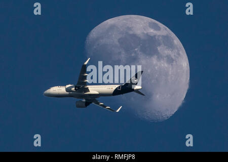 07 mars 2017, Hessen, Frankfurt/Main : Après avoir décollé de l'aéroport de Francfort, Lufthansa un avion vole au-delà de la lune croissante, 72 pour cent de qui peut être vu dans le ciel sans nuages. Photo : Frank Rumpenhorst/dpa Banque D'Images