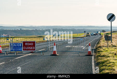 Gullane, East Lothian, Écosse, Royaume-Uni, 15 février 2019. Deux voitures impliquées dans un accident de collision sur la route côtière A198 sur la section droite à l'extérieur du parcours de golf Gullane sur West Links Road. L'accident s'est produit vers 13h00 et le a été fermé pendant des heures. Personne n'a été grièvement blessé. La police ferme la route avec des barrières et des panneaux indiquant que la route est fermée Banque D'Images