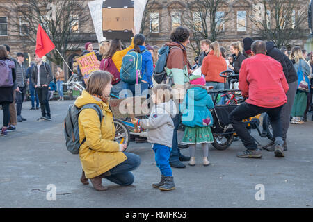 Glasgow, Ecosse, Royaume-Uni. 15 Février, 2019. Les élèves des écoles, collèges et universités se réunissent à George Square pour réclamer des mesures sur le changement climatique. La manifestation est organisée par la jeunesse britannique 4 Grève du climat. Credit : Skully/Alamy Live News Banque D'Images