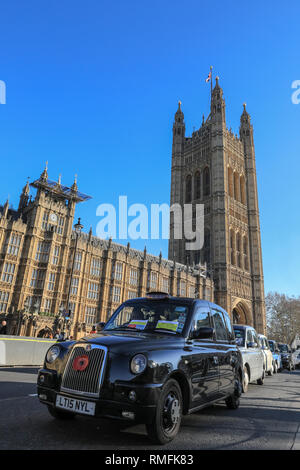 Londres, Royaume-Uni. 15 févr. 2019. Les chauffeurs de taxi noir évoquer une fois encore certaines régions du centre de Londres jusqu'à l'arrêt et bloquer les routes autour de la place du Parlement et de Westminster avec leur protestation contre l'intention d'interdire de conduire sur des routes dans certaines parties de la capitale. Credit : Imageplotter News et Sports/Alamy Live News Banque D'Images