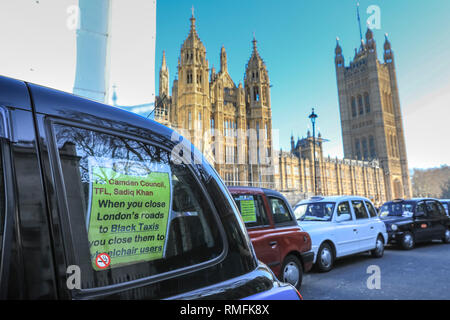 Londres, Royaume-Uni. 15 févr. 2019. Les chauffeurs de taxi noir évoquer une fois encore certaines régions du centre de Londres jusqu'à l'arrêt et bloquer les routes autour de la place du Parlement et de Westminster avec leur protestation contre l'intention d'interdire de conduire sur des routes dans certaines parties de la capitale. Credit : Imageplotter News et Sports/Alamy Live News Banque D'Images